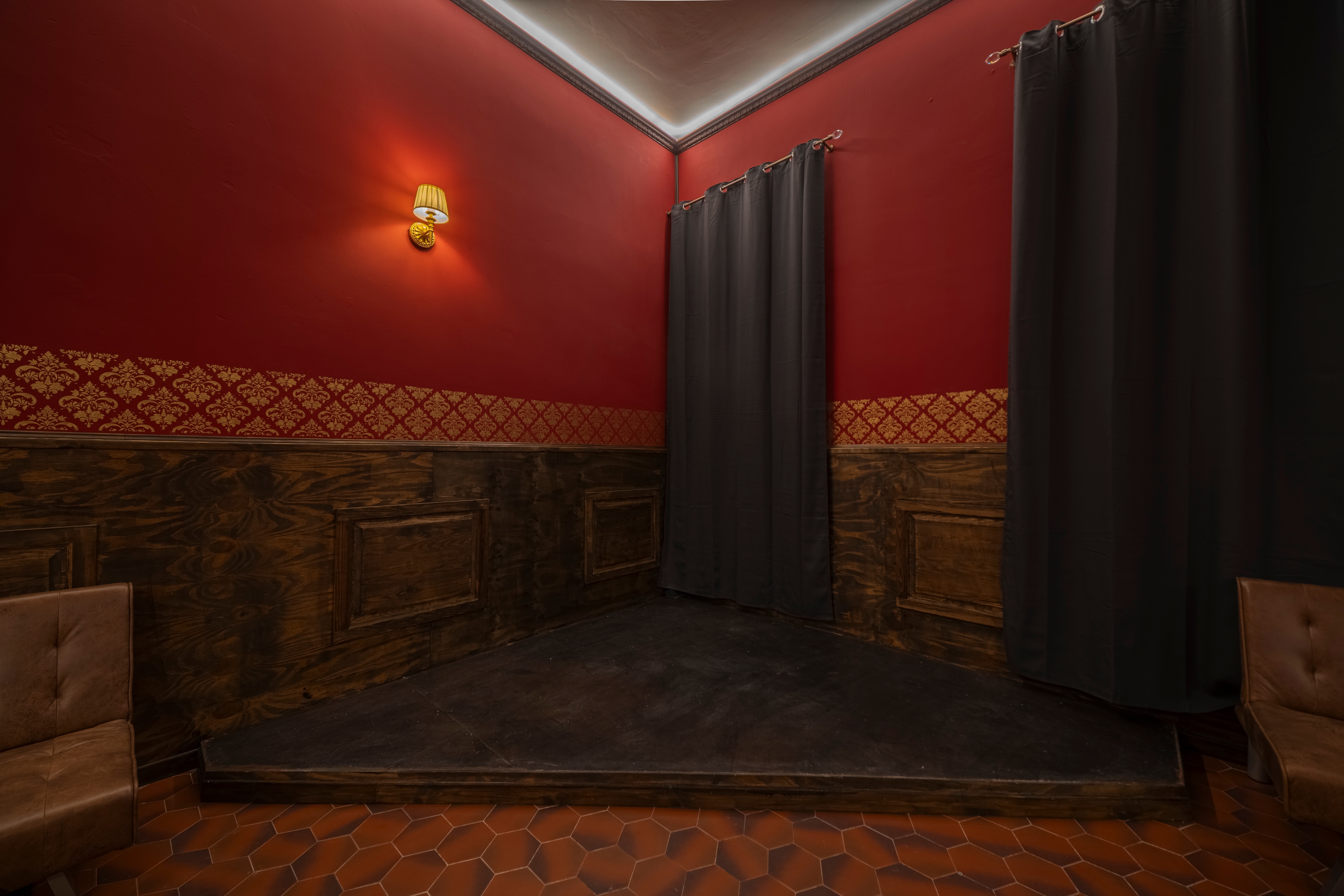 Il palco con tende nere e pareti rosse